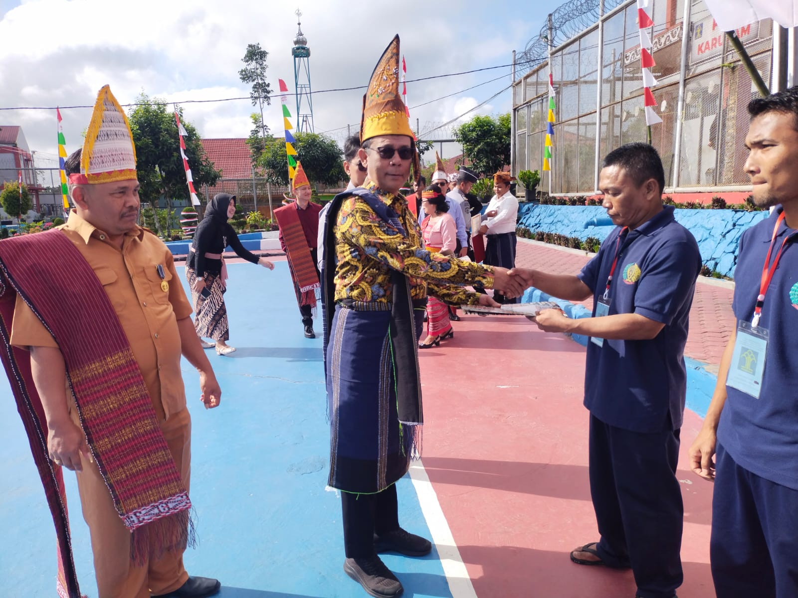Kalapas Narkotika Kelas IIA Pematangsiantar Robinson Peranginangin ketika menyerahkan surat remisi kepada perwakilan warga binaan