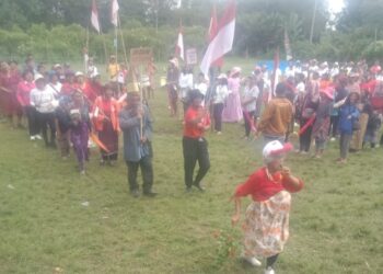 Para Lansia Antusias Rayakan Hari Kemerdekaan di Hutaraja