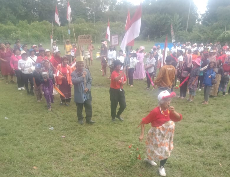 Para lansia tampak dengan semangat dan penuh sukacita mengikuti perayaan hari kemerdekaan Republik Indonesia di Huta Raja