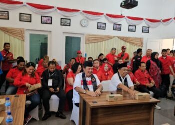 Lautan Massa “Merah” Iringi Yan Santoso Purba dan Irwan Mendaftar ke KPU Pematang Siantar