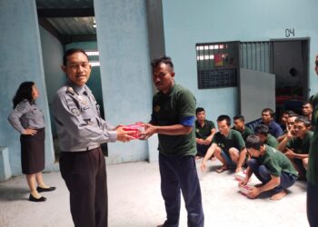 Kalapas Narkotika Kelas IIA Pematangsiantar Bagikan Vitamin Kepada Warga Binaan