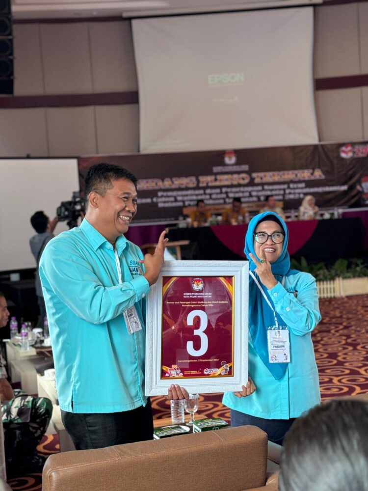 Pasangan calon Walikota-Wakil Walikota Pematang Siantar, Susanti Dewayani- Ronal Tampubolon pada saat penetapan nomor urut oleh KPUD Siantar