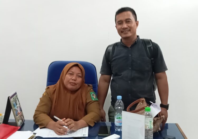 Kordiv Penanganan Pelanggaran dan Penyelesaian Sengketa Panwaslu Bandar Masilam, Muhammad Nasrin Syahputra saat menyampaikan surat imbauan kepada Camat Bandar Masilam