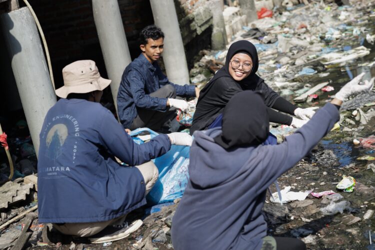 Yuli Efriani Pendiri Komunitas Seabolga Saat Membersihkan Sampah Bersama Para Pemuda