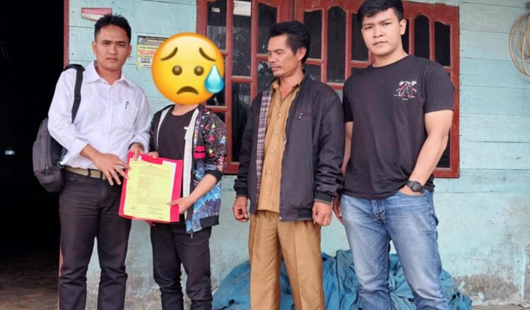 Tersangka kasus pencabulan (kedua dari kiri) saat dibekuk personel Polres Simalungun