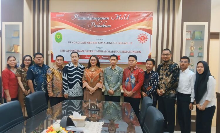 Ketua PN Simalungun foto bersama pengurus LBH-AP PDM Simalungun seusai melakukan penandatanganan MoU