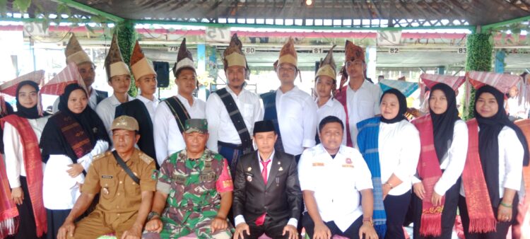 Forkompimca Dolok Batunanggar, Karang Taruna, para Pangulu dan perangkat nagori foto bersama seusai pelantikan.