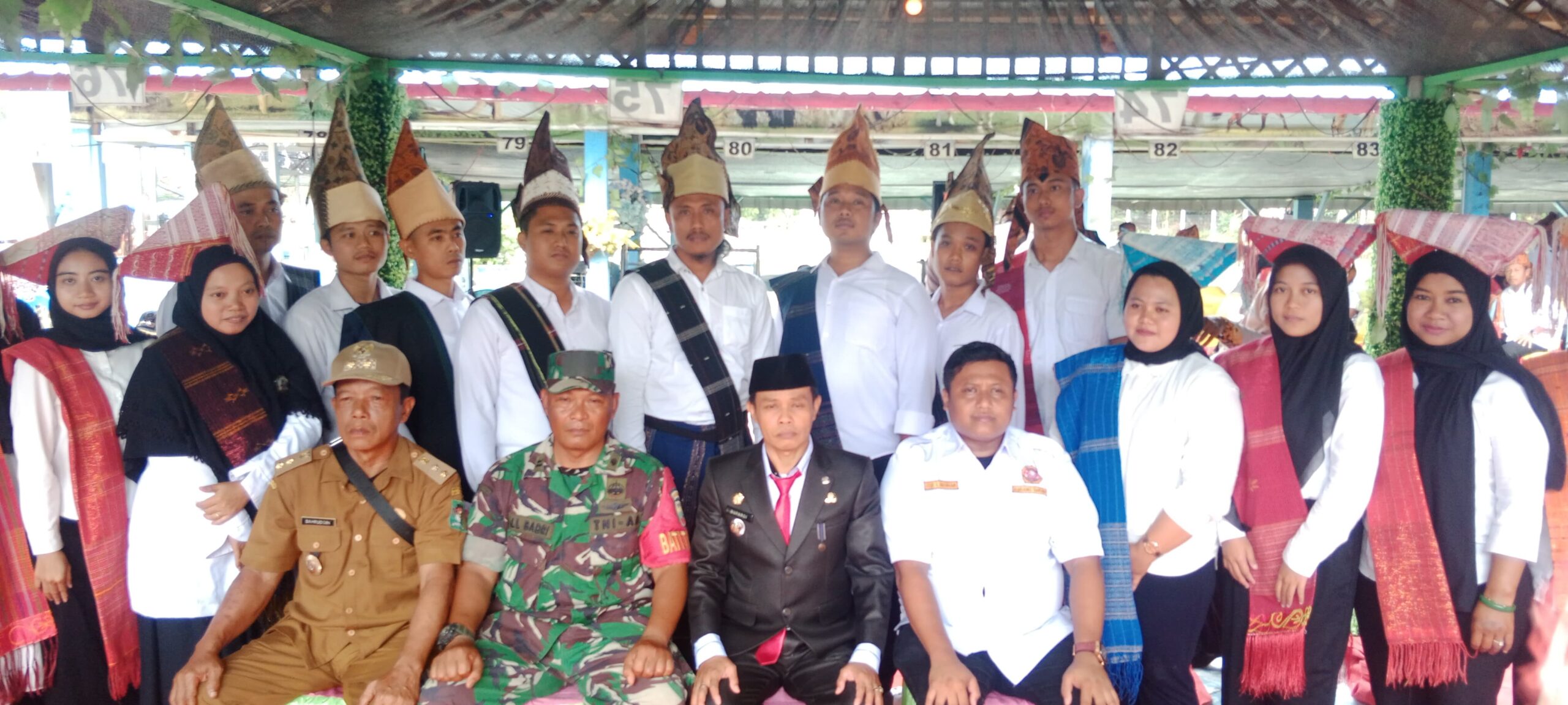 Forkompimca Dolok Batunanggar, Karang Taruna, para Pangulu dan perangkat nagori foto bersama seusai pelantikan.