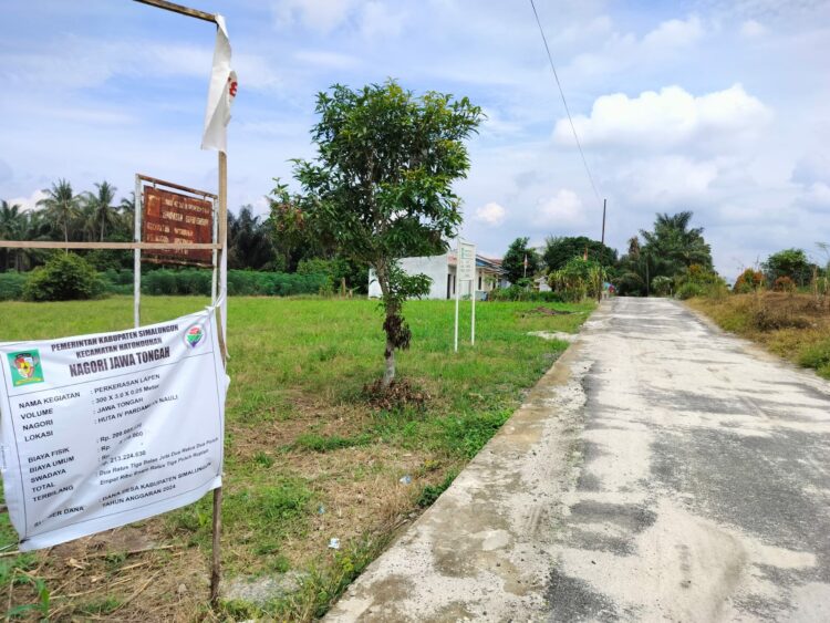 Perkerasan Lapen di dusun IV Pardamean Nauli, Nagori Jawa Tongah