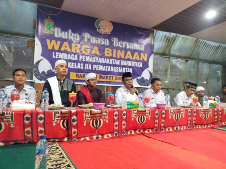 BUKA PUASA:Kalapas Narkotika Kelas IIA Pematangsiantar, Robinson Peranginangin ketika menyampaikan kata sambutan pada acara buka puasa bersama dengan Warga Binaan Pemasyarakatan, Rabu (19/3/2025) malam.