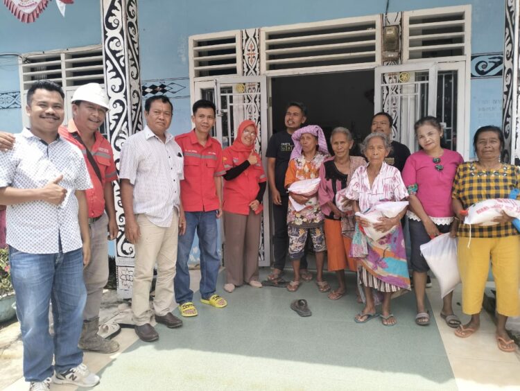 Direktur CV Jaya Anugrah, Hotden Manik foto bersama dengan masyarakat dari sejumlah Desa se Kecamatan Hantonduhan.