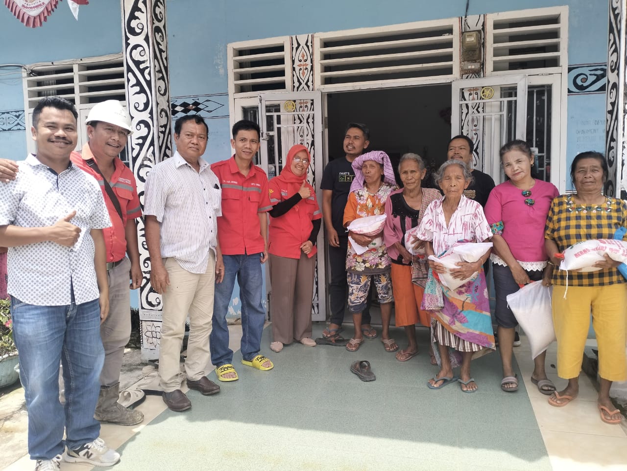 Direktur CV Jaya Anugrah, Hotden Manik foto bersama dengan masyarakat dari sejumlah Desa se Kecamatan Hantonduhan.
