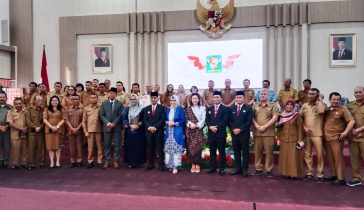 Bupati dan Wakil Bupati Simalungun foto bersama dengan para pimpinan organisasi perangkat daerah Pemkab Simalungun seusai melaksanakan serah terima jabatan