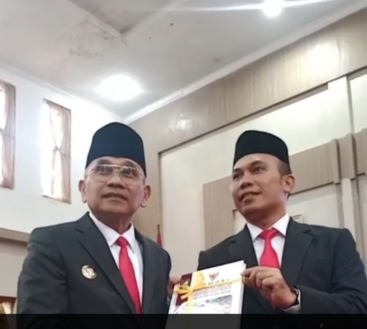 Bupati Simalungun Anton Achmad Saragih dan Wakil Bupati Simalungun Benni Sinaga usai melaksanakan serah terima jabatan di gedung rapat paripurna DPRD Simalungun