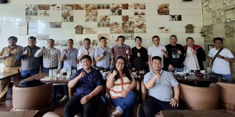 DPP Simarmata Bidang Kepemudaan, DPP Forgemsi dan pengurus DPW Forgemsi foto bersama seusai menggelar diskusi terkait perencanaan kegiatan Jambore Generasi Muda Simarmata.