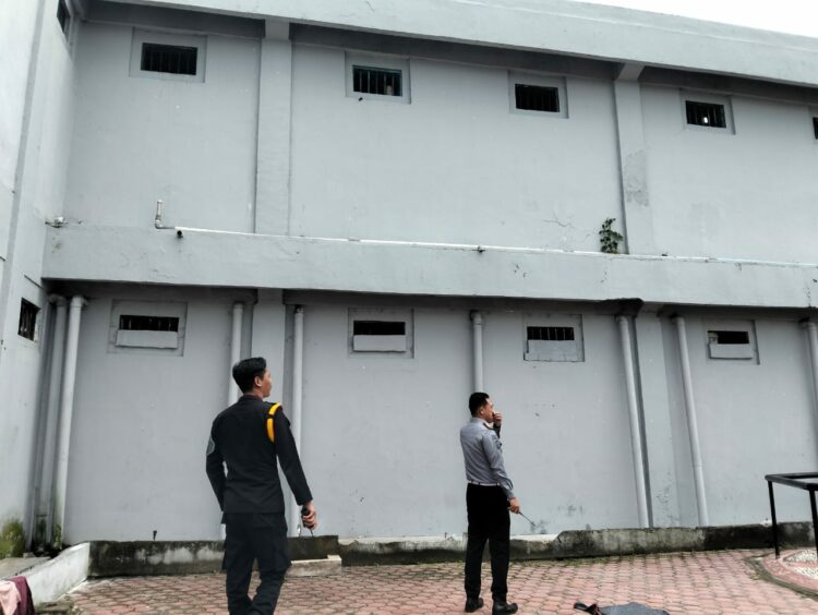 Petugas ketika melakukan kontrol area branggang di Lapas Narkotika Kelas IIA Pematangsiantar