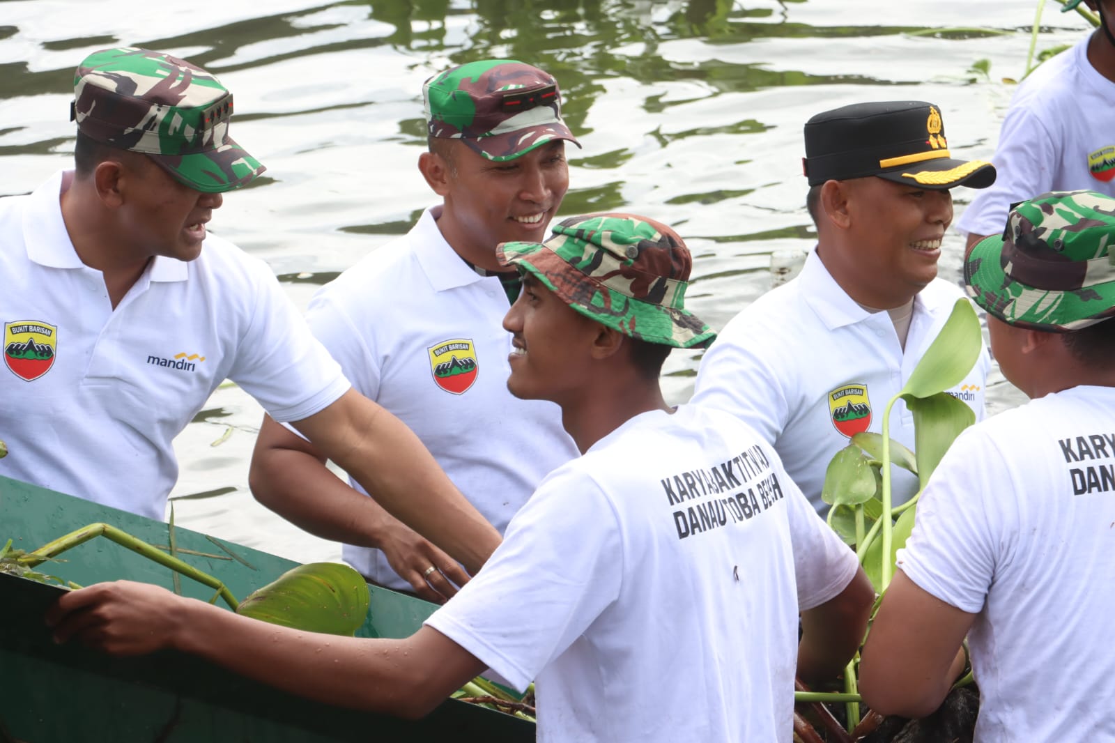 Danrem 022/PT Kolonel Inf Agus Supriyono SE MHan, Dandim 0207/Sml Letkol Inf Slamet Fadjan MHan dan Kapolres AKBP Marganda Aritonang saat membersihkan eceng gondok di perairan Danau Toba