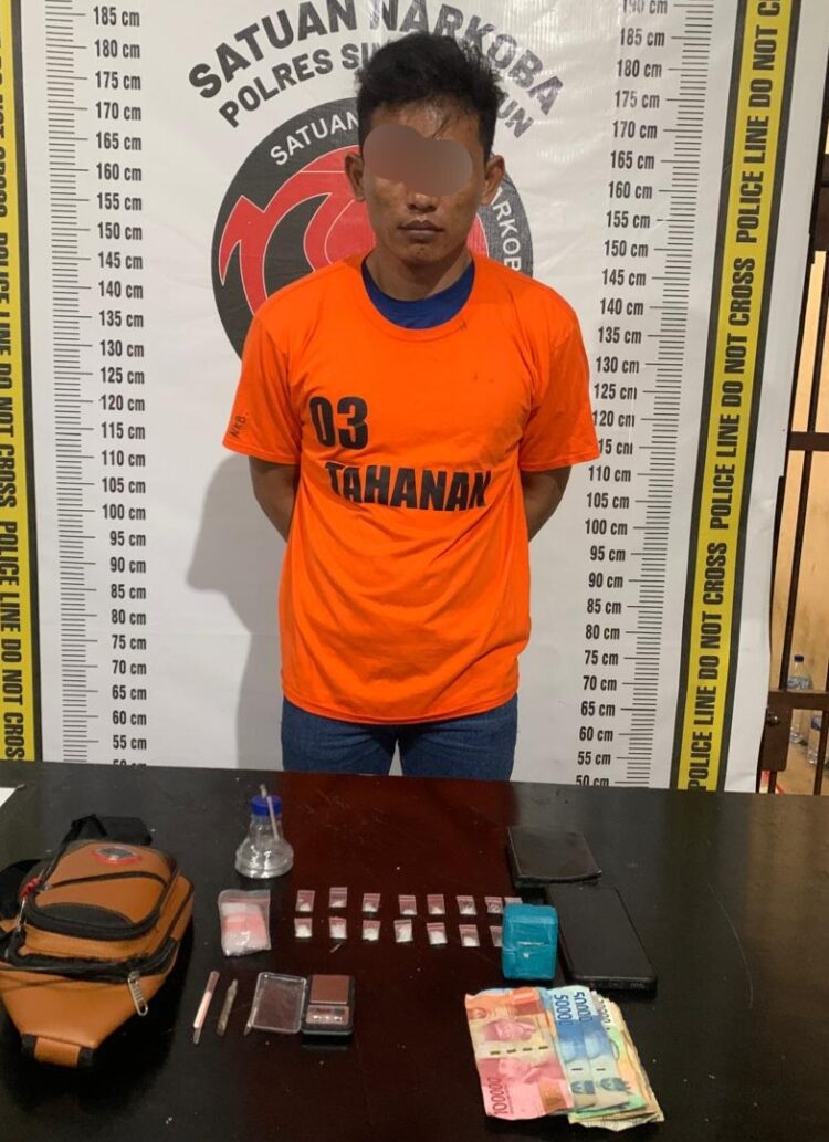 Mawan, beserta barang bukti setelah diamankan dan dibawa ke Satres Narkoba.