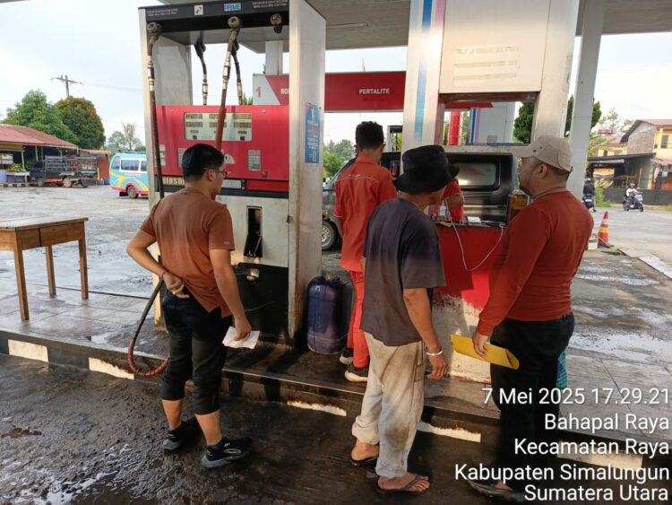 Polres Simalungun saat melakukan penangkapan di SPBU Pamatang Raya