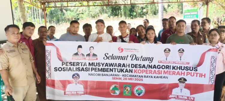 Photo Doc. Photo bersama usai pembentukan Koperasi Desa Merah Putih di Kecamatan Purba