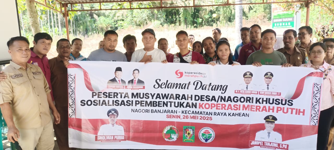 Photo Doc. Photo bersama usai pembentukan Koperasi Desa Merah Putih di Kecamatan Purba