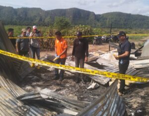 Polisi memasang garis polisi