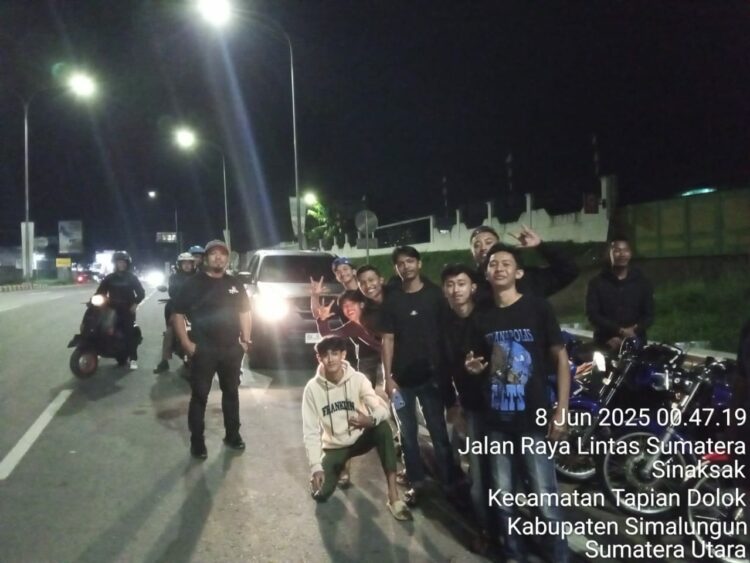 Tim Laser Polres Simalungun memberikan tindakan preventif terhadap komunitas motor Yamaha agar tidak melakukan balap liar