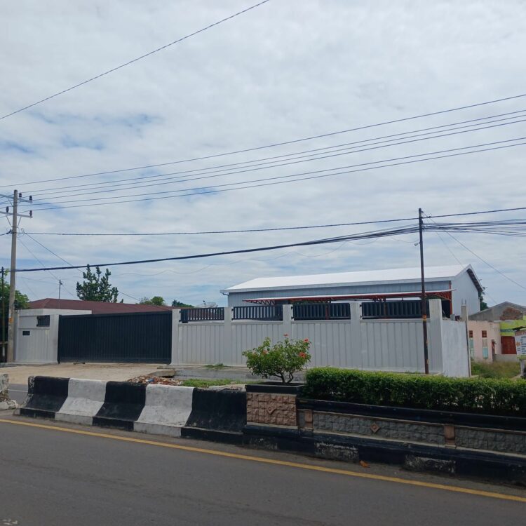 Gudang mewah berdiri kokoh di daerah padat penduduk di Jalan yos sudarso diduga tidak memiliki PBG dan tidak sesuai dengan tata ruang