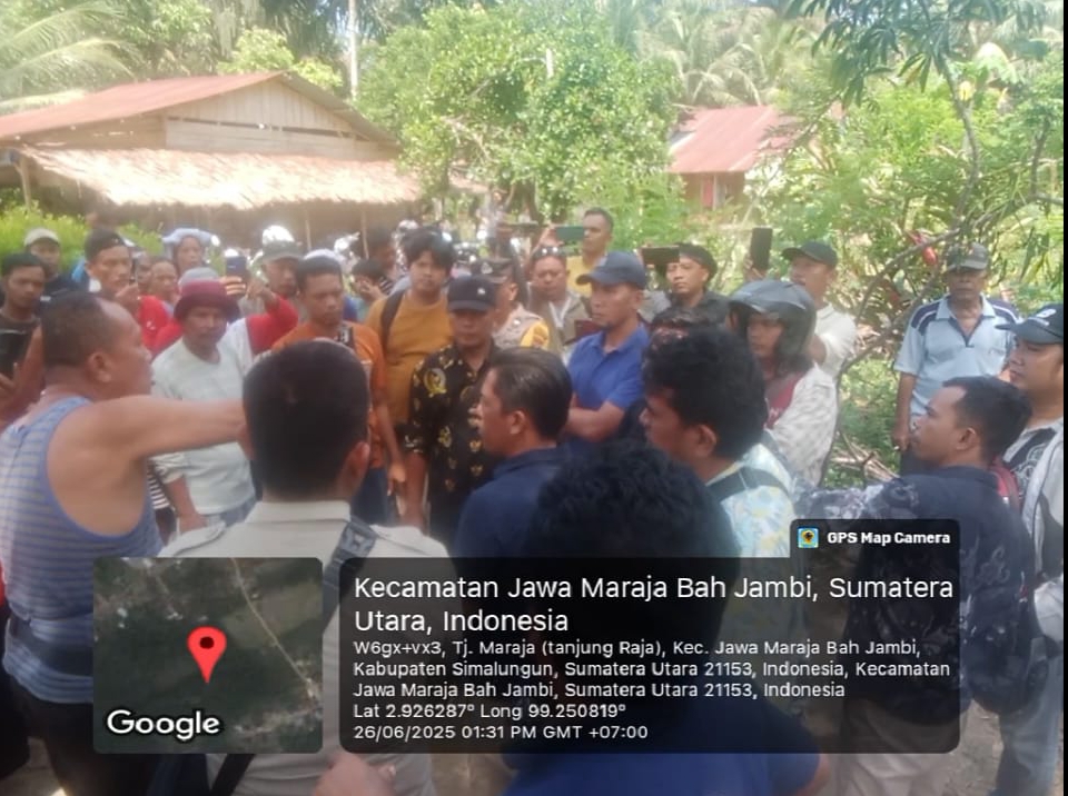 Masyarakat Pokan Baru saat adu argumentasi dengan Polres Simalungun