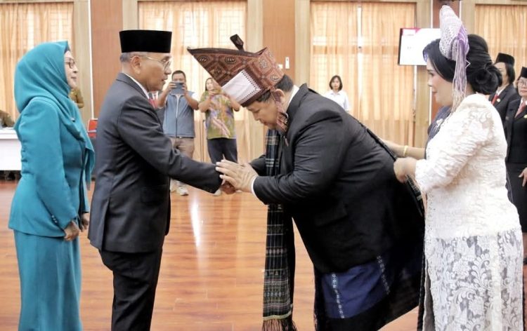 Bupati Simalungun, Dr H Anton Achmad Saragih berjabat tangan dengan Mixnon Andreas Simamora seusai acara pelantikan.