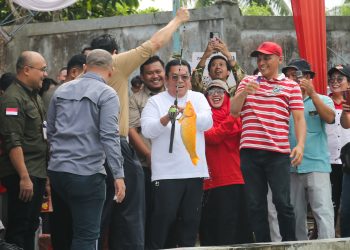 Mancing Bersama Masyarakat di Kolam BBI, Wesly Berhasil “Strike”