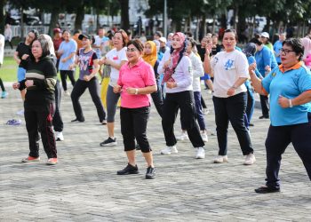 Ny Liswati Jalan Kaki Pergi dan Pulang dari Rumah Dinas Wali Kota, lalu Senam Bersama ASN di Lapangan Adam Malik