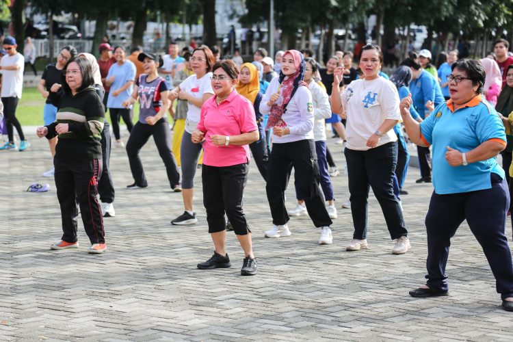 Ny Liswati Jalan Kaki Pergi dan Pulang dari Rumah Dinas Wali Kota, lalu Senam Bersama ASN di Lapangan Adam Malik