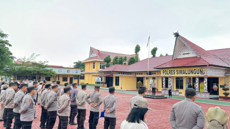 Kabag Ops Polres Simalungun, Kompol M Manik saat memimpin apel pagi.