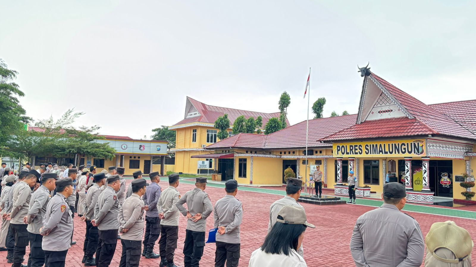 Kabag Ops Polres Simalungun, Kompol M Manik saat memimpin apel pagi.