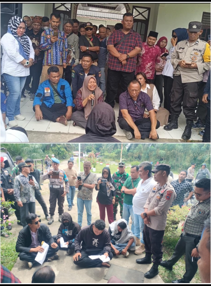 Lima orang warga saat menggelar unjukrasa di kantor Camat Bandar Masilam