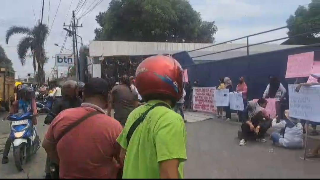 Aksi masyarakat di depan PT Universal Gloves, Jalan Pertahanan Patumbak, Senin 6 Oktober 2025.