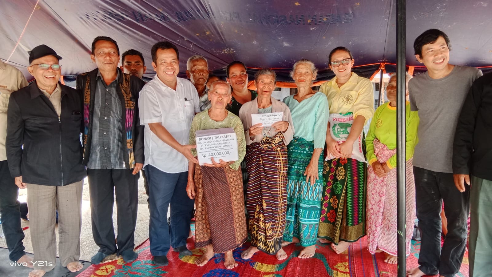 DPP Punguan Simarmata dan Forgemsi menyerahkan bantuan kepada para korban kebakaran di Sidaji, Desa Simarmata, Kabupaten Samosir, Sumatera Utara.