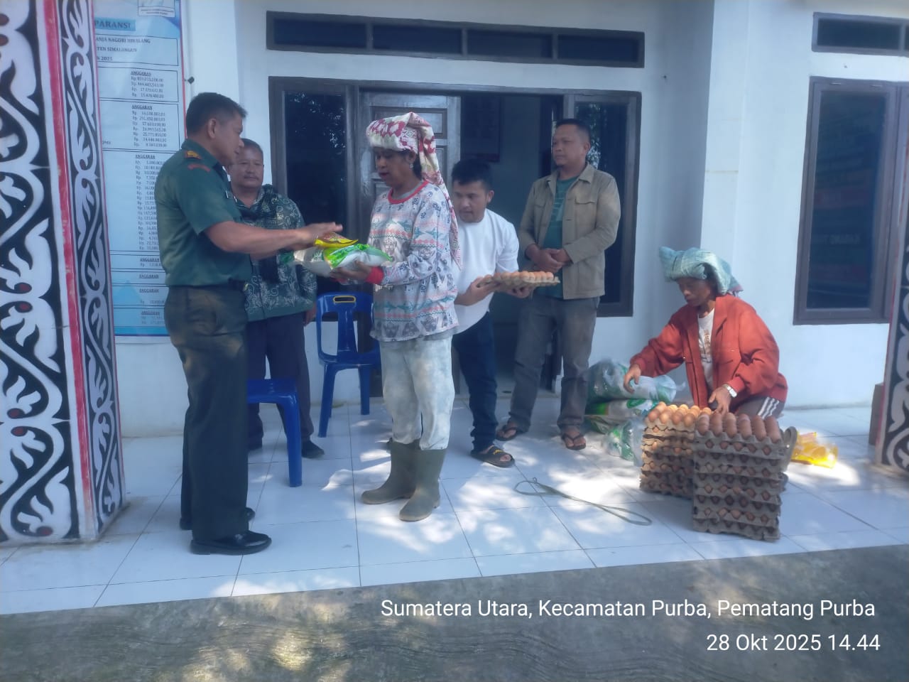 Danramil 13/Purba, Kapten Kav Nelson Sipayung menyerahkan bantuan sosial kepada para lansia di Nagori Hinalang. (Dok: Romora)