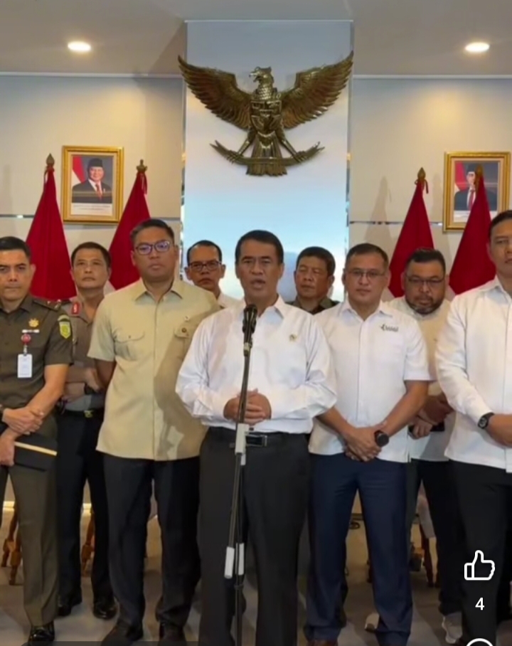 Menteri Pertanian Amran Sulaiman didampingi sejumlah pejabat kementrian Pertanian mengumumkan harga terbaru pupuk bersubsidi.