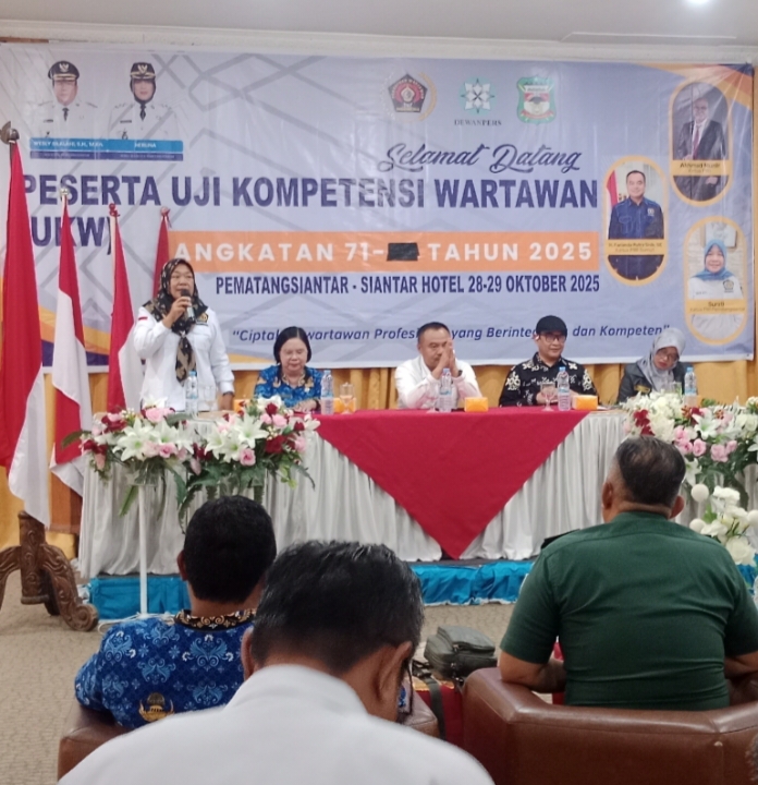Sekretaris Umum PWI Zulmansyah Sekedang, Ketua PWI Sumut Farianda Putra Sinik, Mewakil Walikota Happy Daily dan Ketua PWI Pematangsiantar Surati saat membuka kegiatan Uji Kompetensi Wartawan (UKW) di Siantar Hotel, Selasa 28 Oktober 2025.