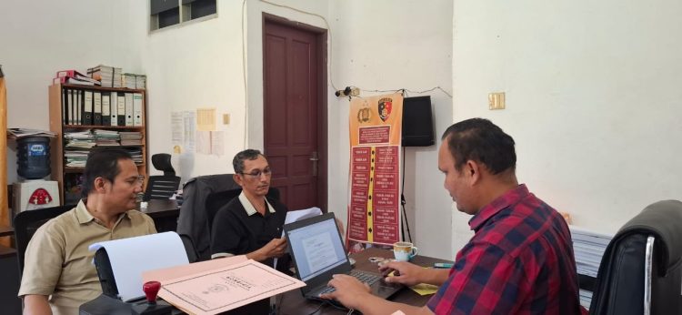Ketua BUMNag (baju hitam) saat menjalani pemeriksaan di Polres Simalungun.