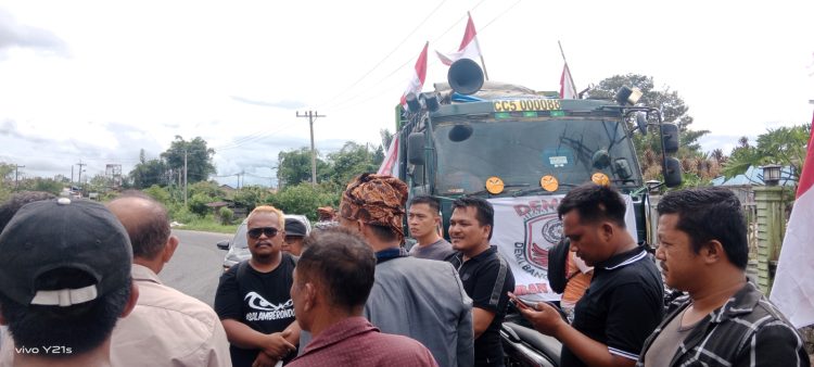 Sejumlah masyarakat Kecamatan Raya saat adu argumentasi dengan pimpinan unjukrasa.