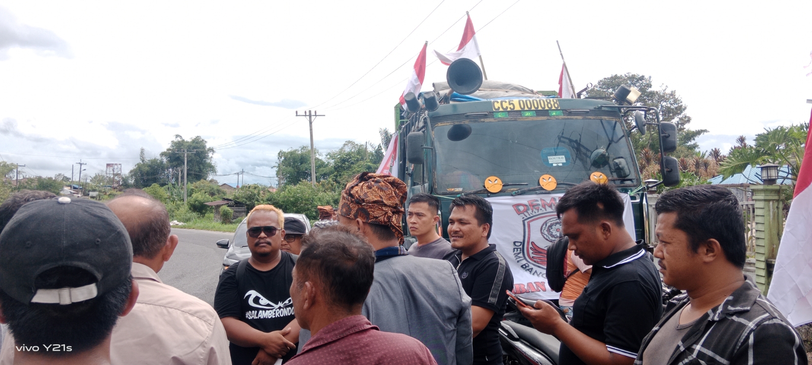 Sejumlah masyarakat Kecamatan Raya saat adu argumentasi dengan pimpinan unjukrasa.