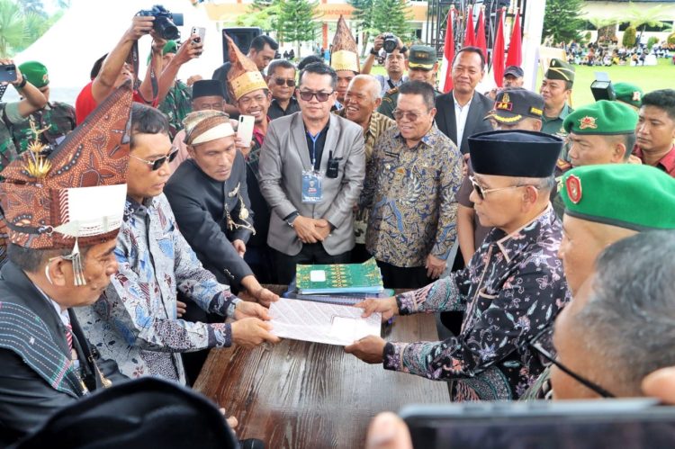Bupati Simalungun, Dr h Anton Ahmad Saragih (kanan) menerima simbol-simbol Pahlawan Nasional Tuan Rondahaim dari ahli waris Dr. Jr Saragih, SH, MM.