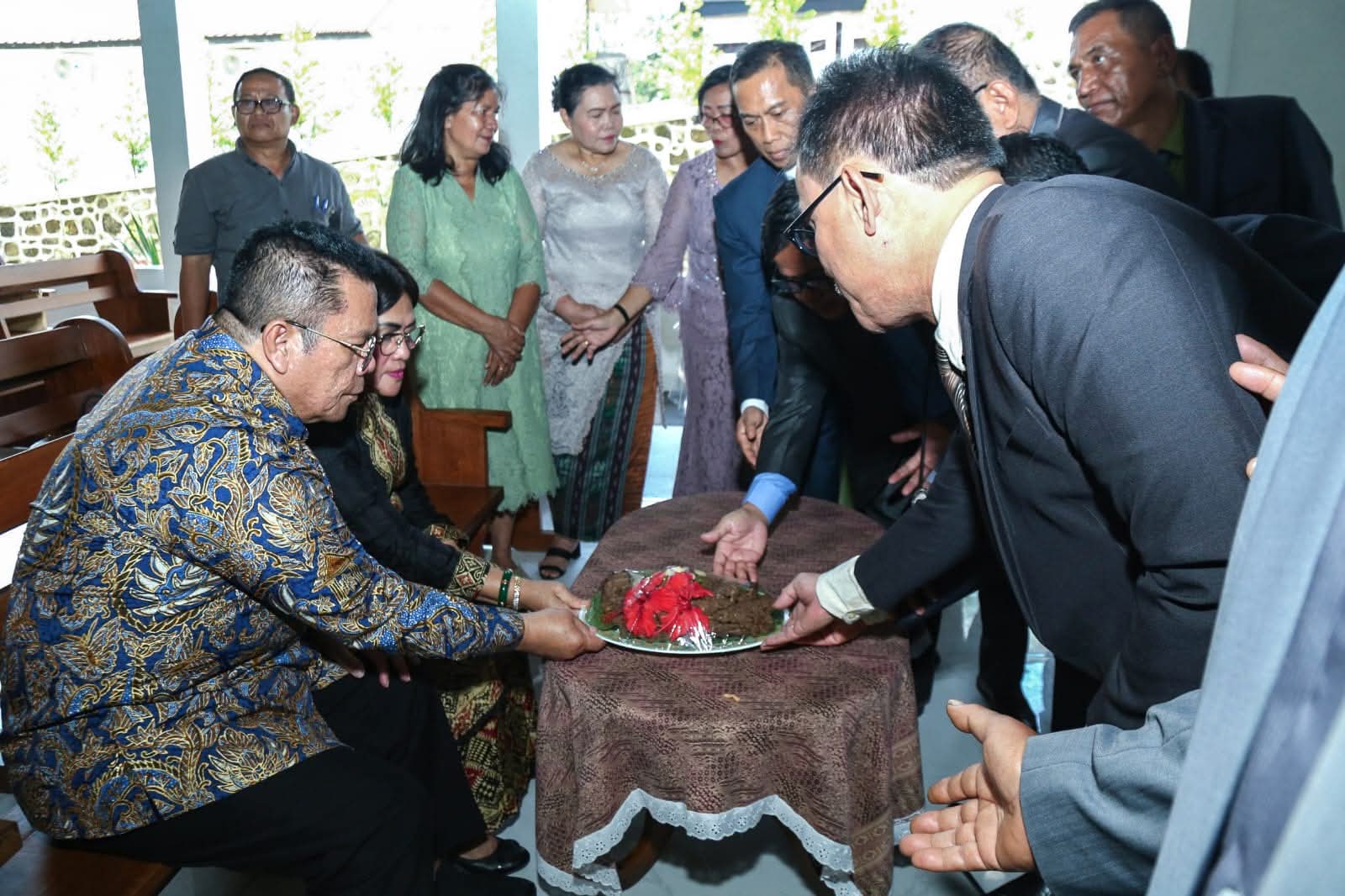 Hadiri Ibadah Syukuran Memasuki Tahun Baru GKPS Resort Siantar 1, Wali Kota Wesly dan Ny Liswati Diberi Dayok Nabinatur