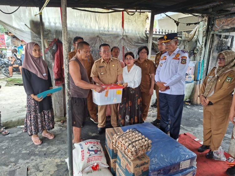 Wali Kota Wesly dan Ny Liswati Serahkan Bantuan ke Korban Kebakaran di Jalan Rakutta Sembiring