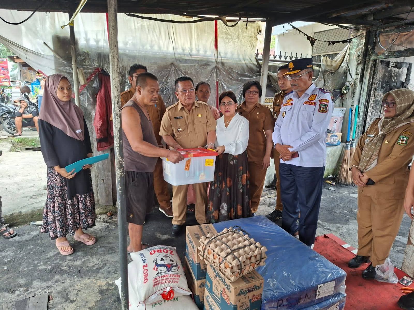 Wali Kota Wesly dan Ny Liswati Serahkan Bantuan ke Korban Kebakaran di Jalan Rakutta Sembiring