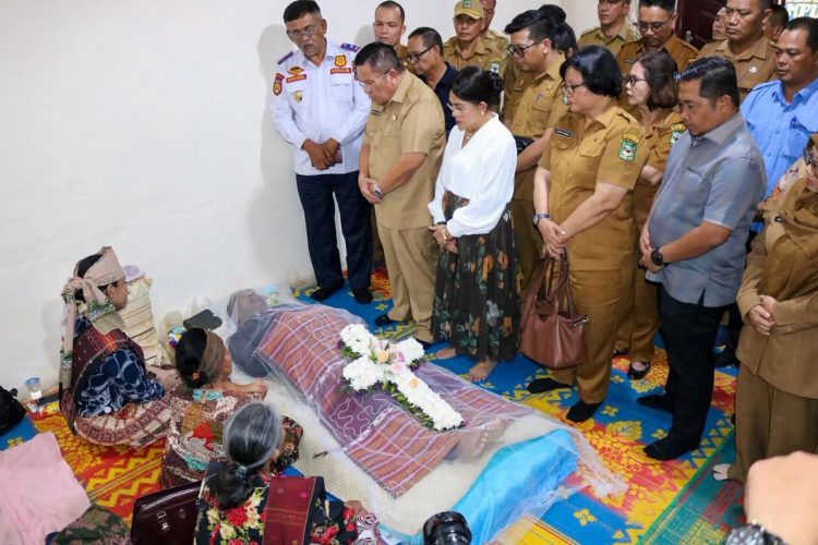 Melayat Almarhum Benny Sirait, Wali Kota Wesly dan Ny Liswati Sampaikan Turut Berduka Cita