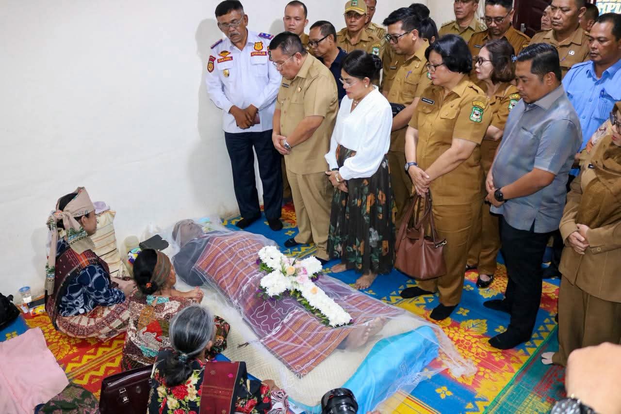 Melayat Almarhum Benny Sirait, Wali Kota Wesly dan Ny Liswati Sampaikan Turut Berduka Cita